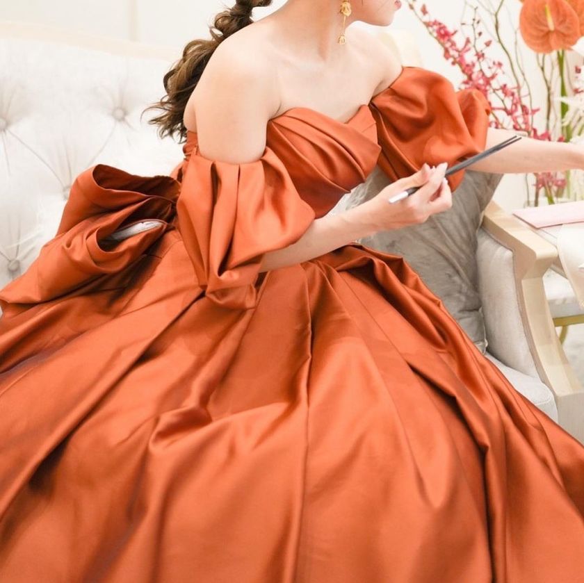 When it comes to the color terracotta 🧡, the popular colored dress at Takami Bridal is the "Terracotta Amulet."にて紹介している画像