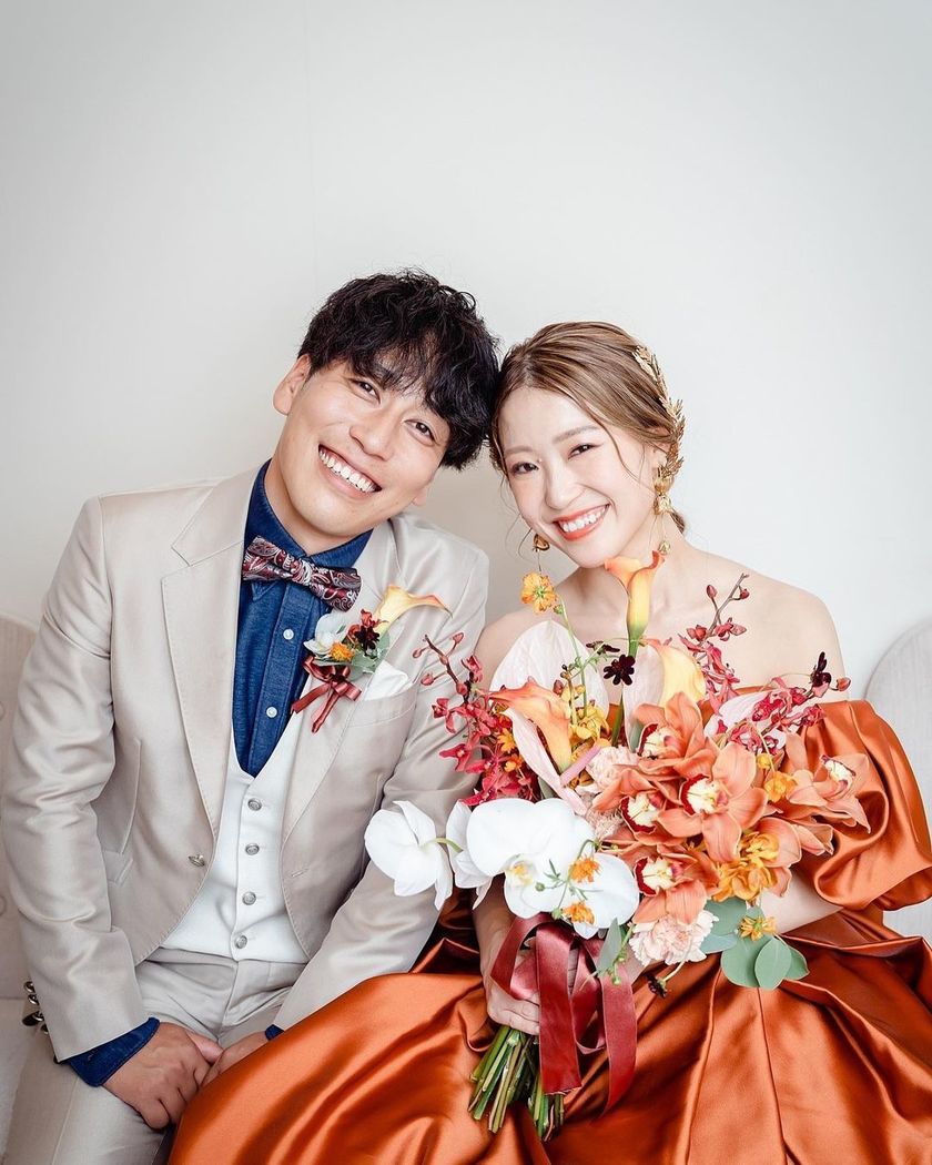 When it comes to the color terracotta 🧡, the popular colored dress at Takami Bridal is the "Terracotta Amulet."にて紹介している画像