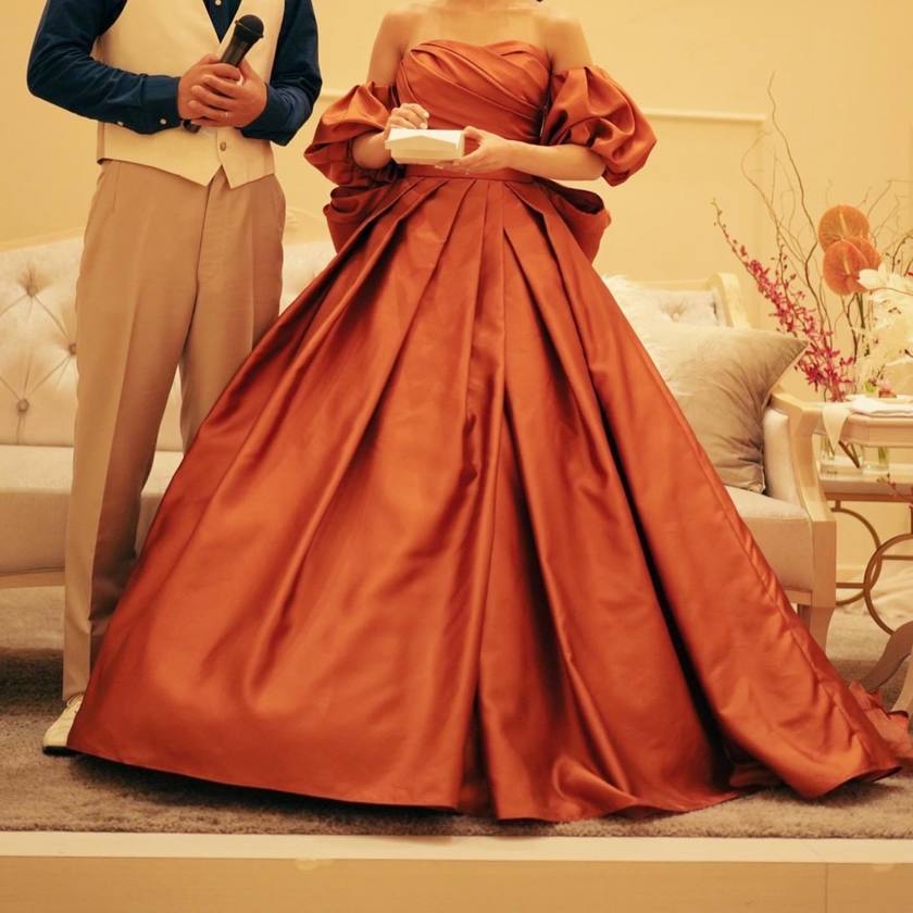 When it comes to the color terracotta 🧡, the popular colored dress at Takami Bridal is the "Terracotta Amulet."にて紹介している画像