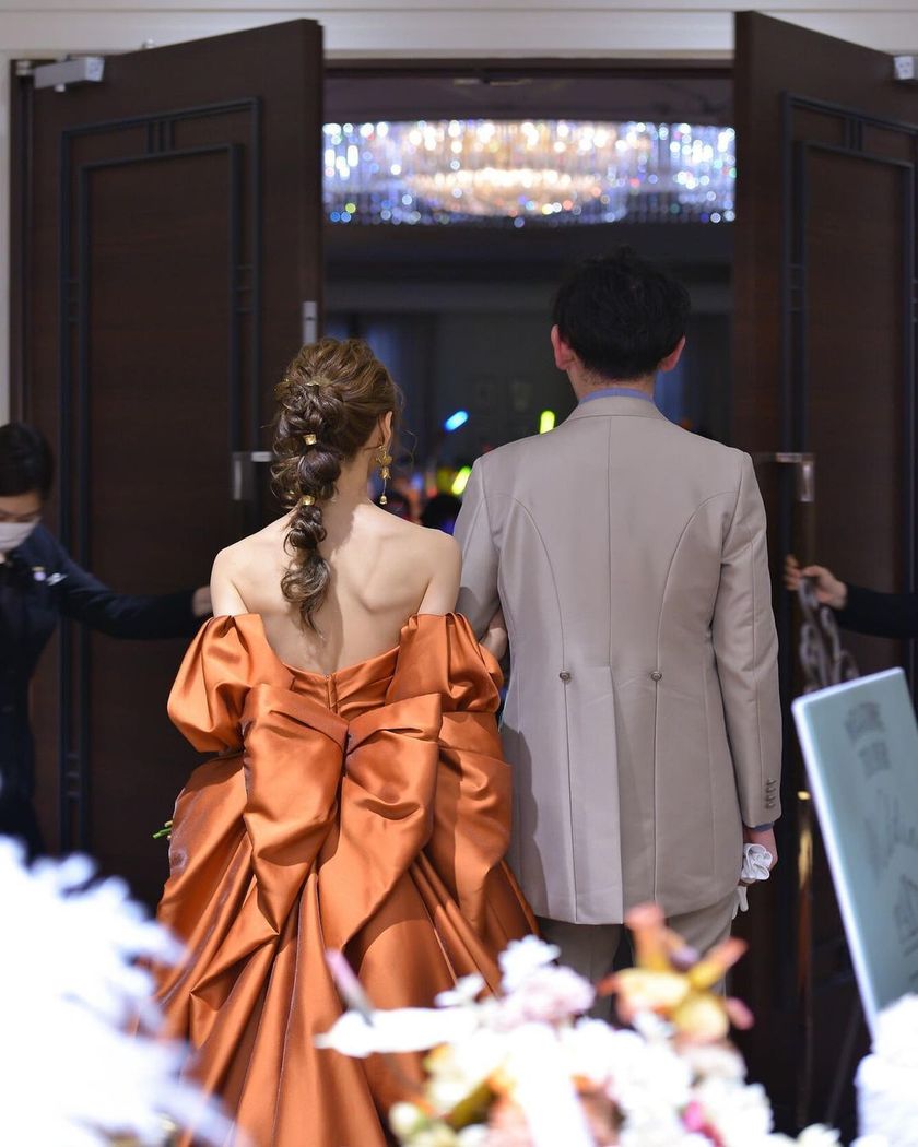 When it comes to the color terracotta 🧡, the popular colored dress at Takami Bridal is the "Terracotta Amulet."にて紹介している画像