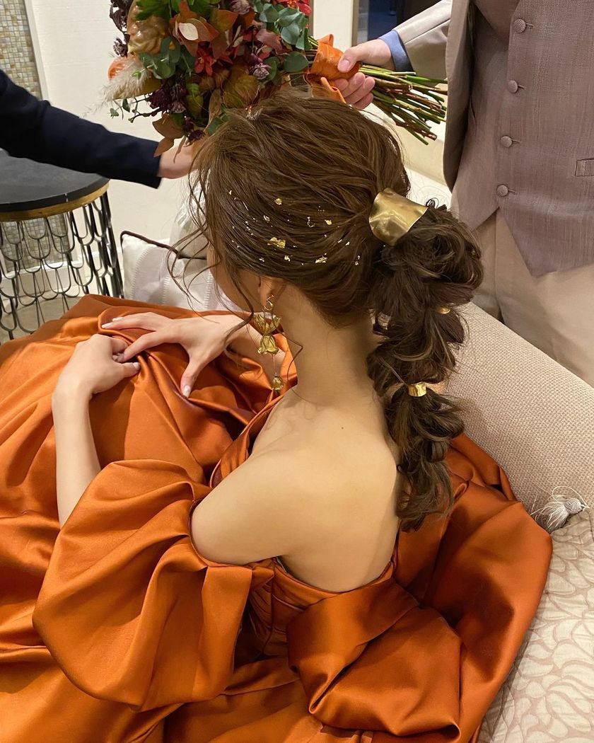 When it comes to the color terracotta 🧡, the popular colored dress at Takami Bridal is the "Terracotta Amulet."にて紹介している画像