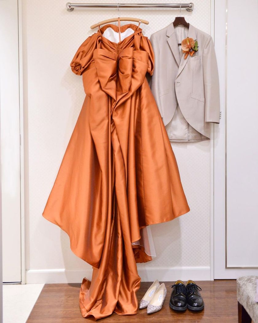 When it comes to the color terracotta 🧡, the popular colored dress at Takami Bridal is the "Terracotta Amulet."にて紹介している画像