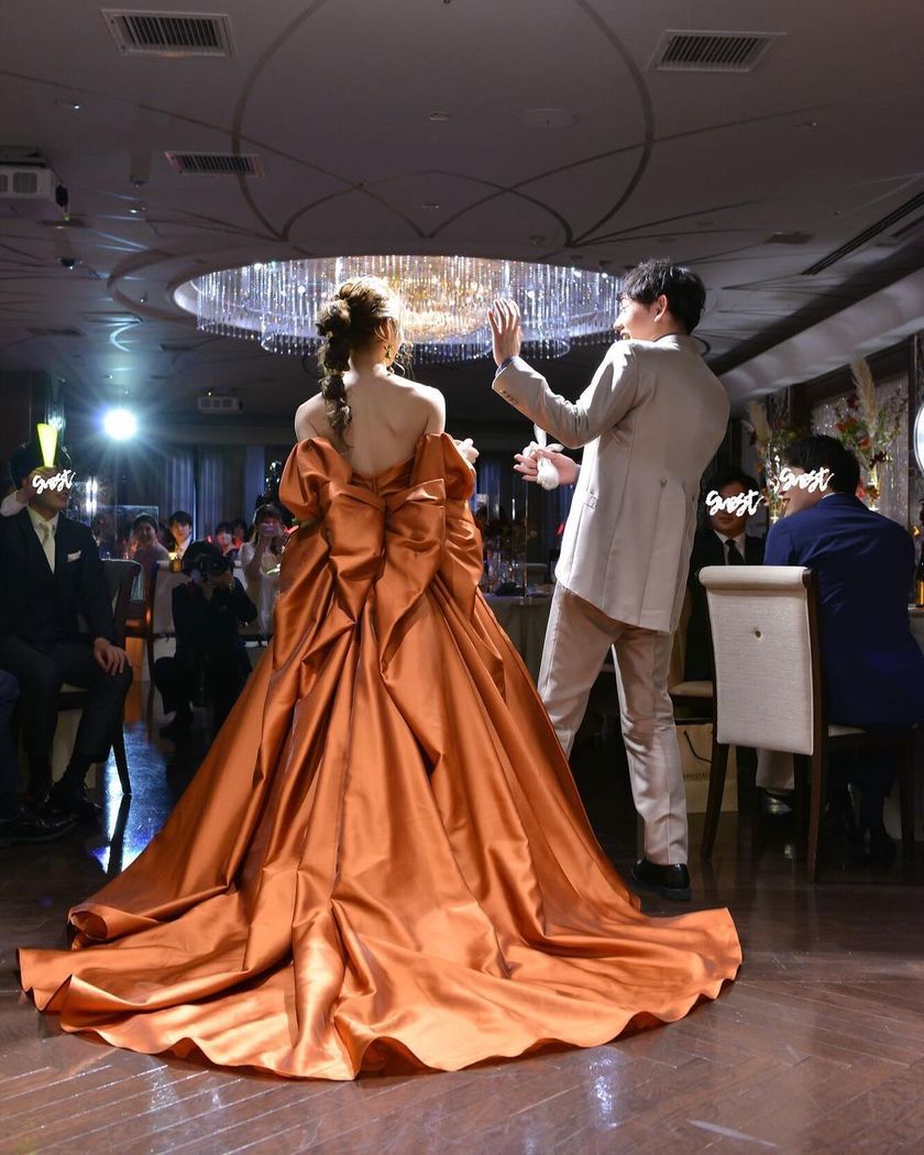 When it comes to the color terracotta 🧡, the popular colored dress at Takami Bridal is the "Terracotta Amulet."にて紹介している画像