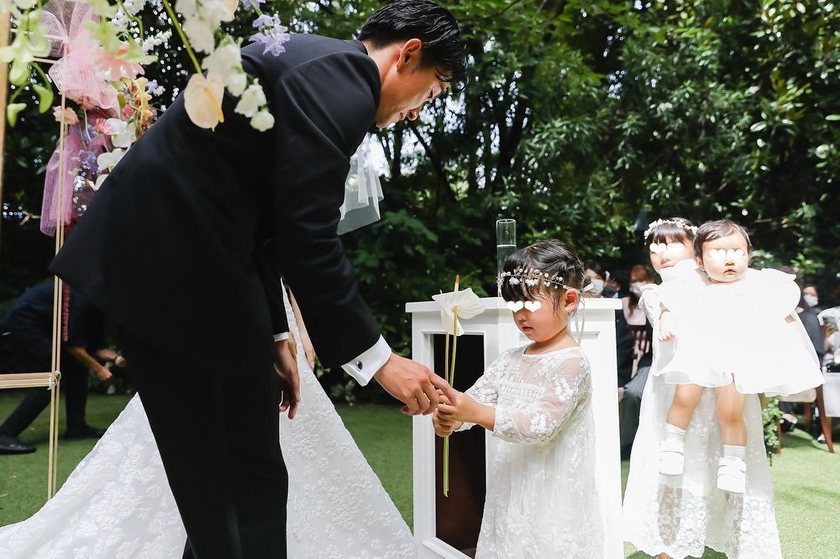 Some brides use flowers for their wedding ceremony! The idea of using the flower "Anthurium" as a ring pillow is wonderful 💍にて紹介している画像