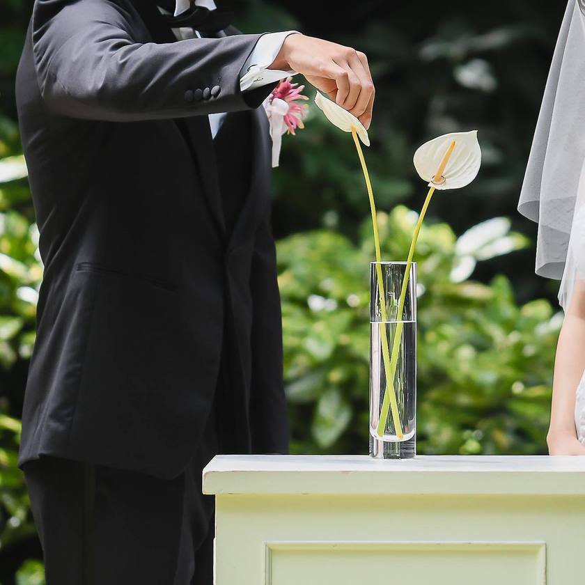 Some brides use flowers for their wedding ceremony! The idea of using the flower "Anthurium" as a ring pillow is wonderful 💍にて紹介している画像