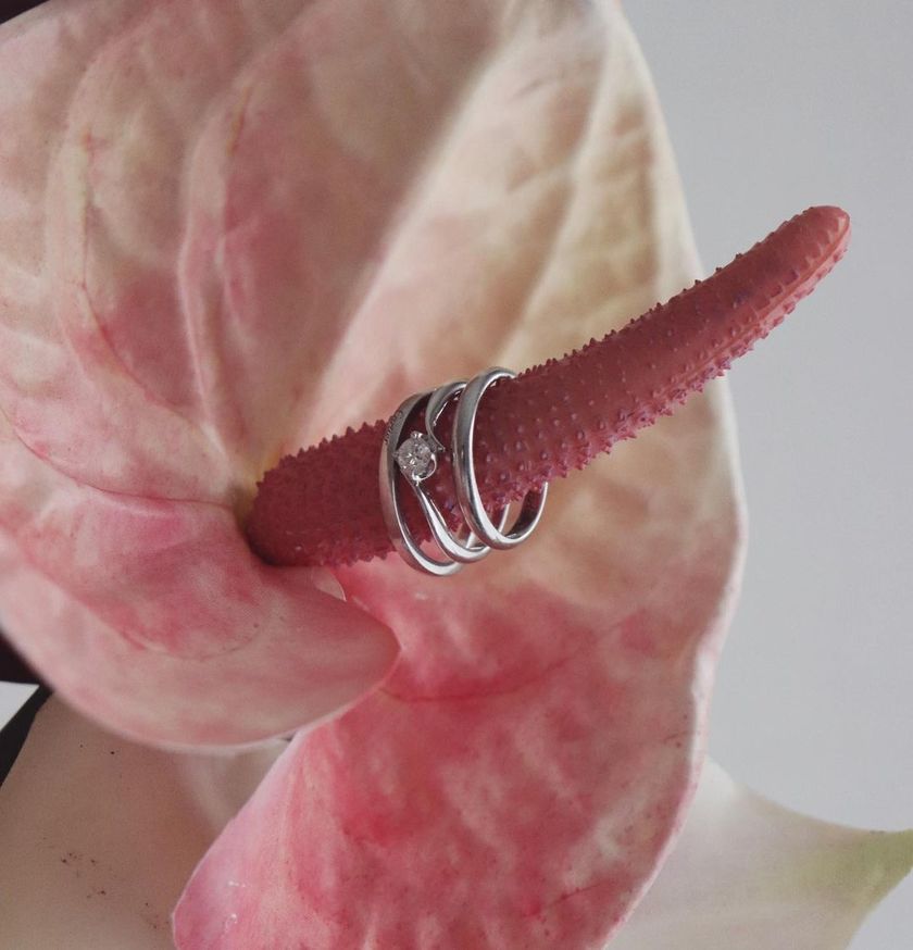 Some brides use flowers for their wedding ceremony! The idea of using the flower "Anthurium" as a ring pillow is wonderful 💍にて紹介している画像