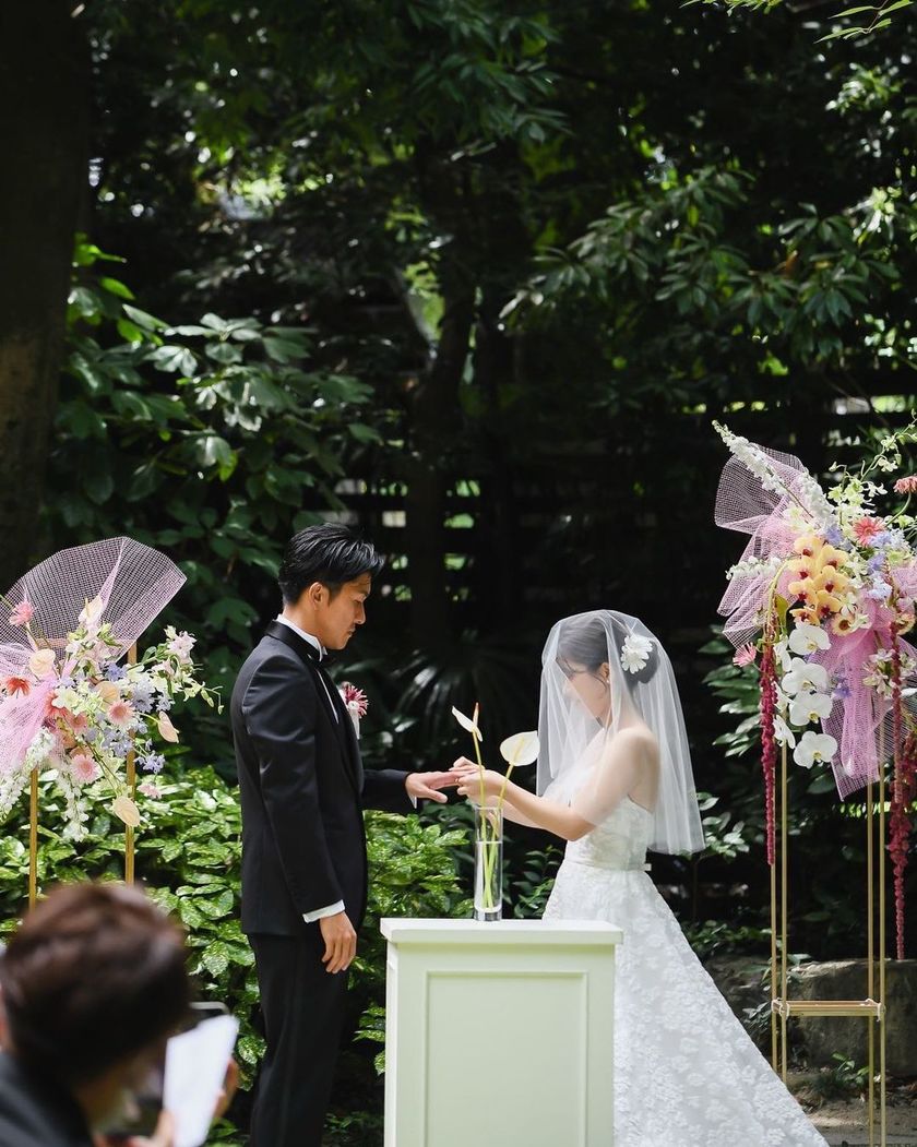 Some brides use flowers for their wedding ceremony! The idea of using the flower "Anthurium" as a ring pillow is wonderful 💍にて紹介している画像