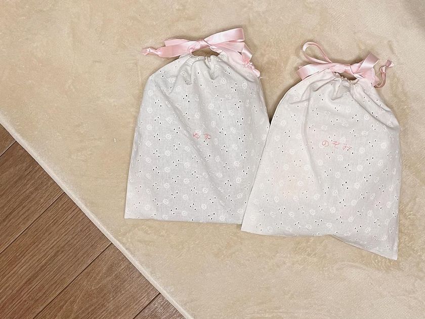 プレゼントを入れられる🚗💄お子さま席札を「巾着袋」にすると実用的で喜ばれるはず👦🏻👧🏻にて紹介している画像