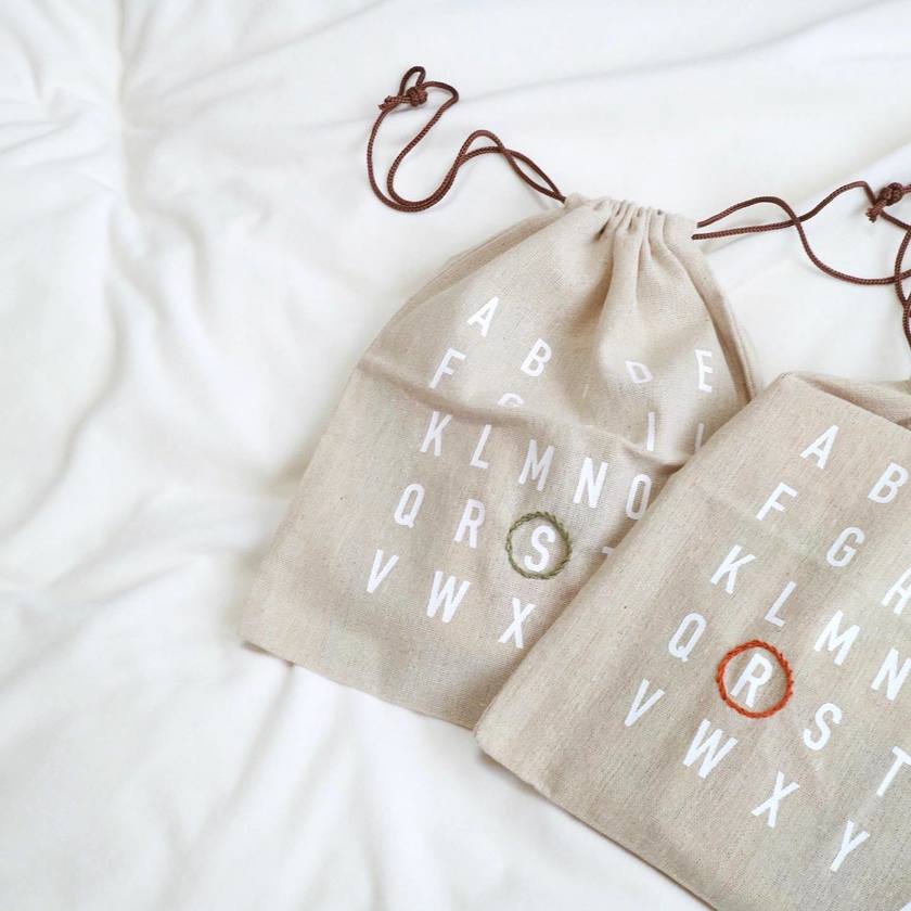 プレゼントを入れられる🚗💄お子さま席札を「巾着袋」にすると実用的で喜ばれるはず👦🏻👧🏻にて紹介している画像