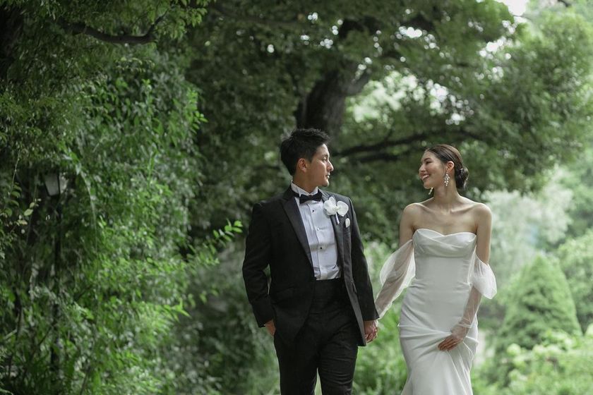 最近人気のマーメイドドレスと言えばこれ🧜‍♀️🤍ふわふわオフショル付き［Verawang Ava］にて紹介している画像