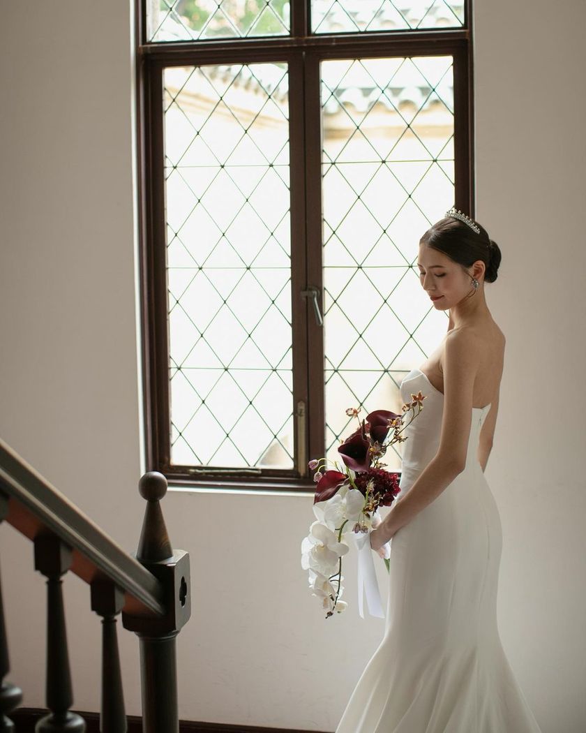 最近人気のマーメイドドレスと言えばこれ🧜‍♀️🤍ふわふわオフショル付き［Verawang Ava］にて紹介している画像