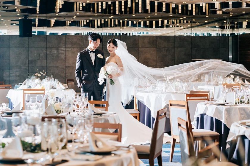 最近人気のマーメイドドレスと言えばこれ🧜‍♀️🤍ふわふわオフショル付き［Verawang Ava］にて紹介している画像