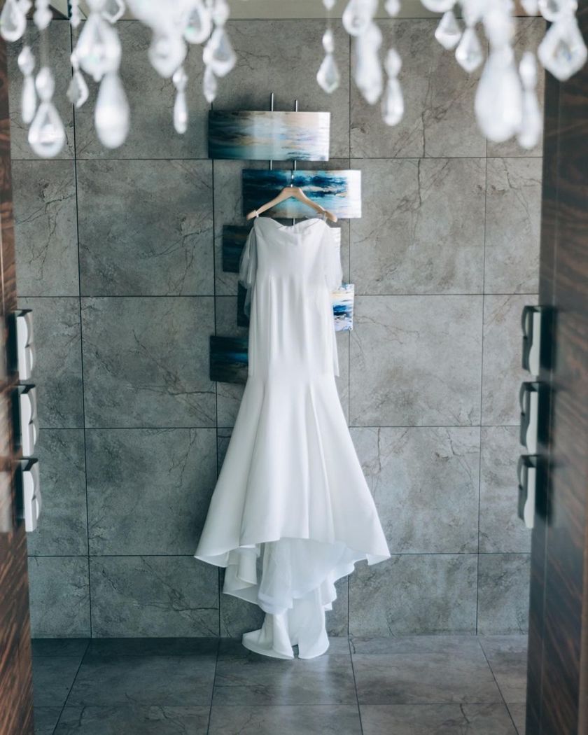 最近人気のマーメイドドレスと言えばこれ🧜‍♀️🤍ふわふわオフショル付き［Verawang Ava］にて紹介している画像