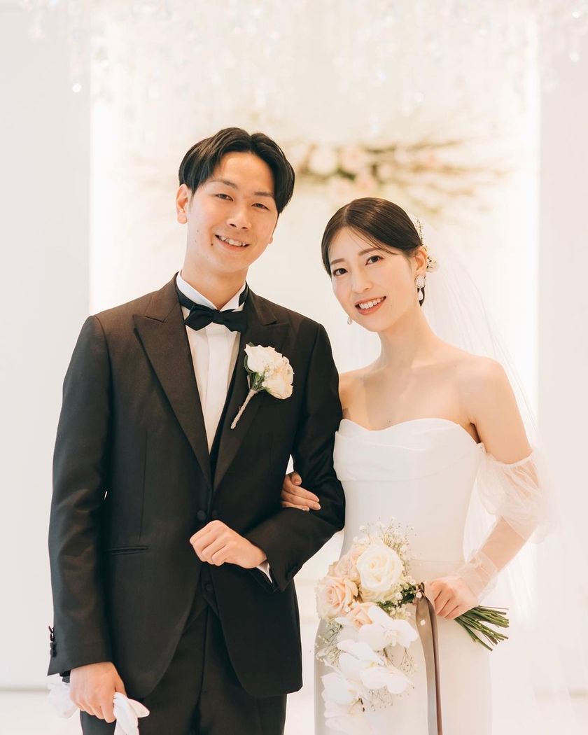 最近人気のマーメイドドレスと言えばこれ🧜‍♀️🤍ふわふわオフショル付き［Verawang Ava］にて紹介している画像