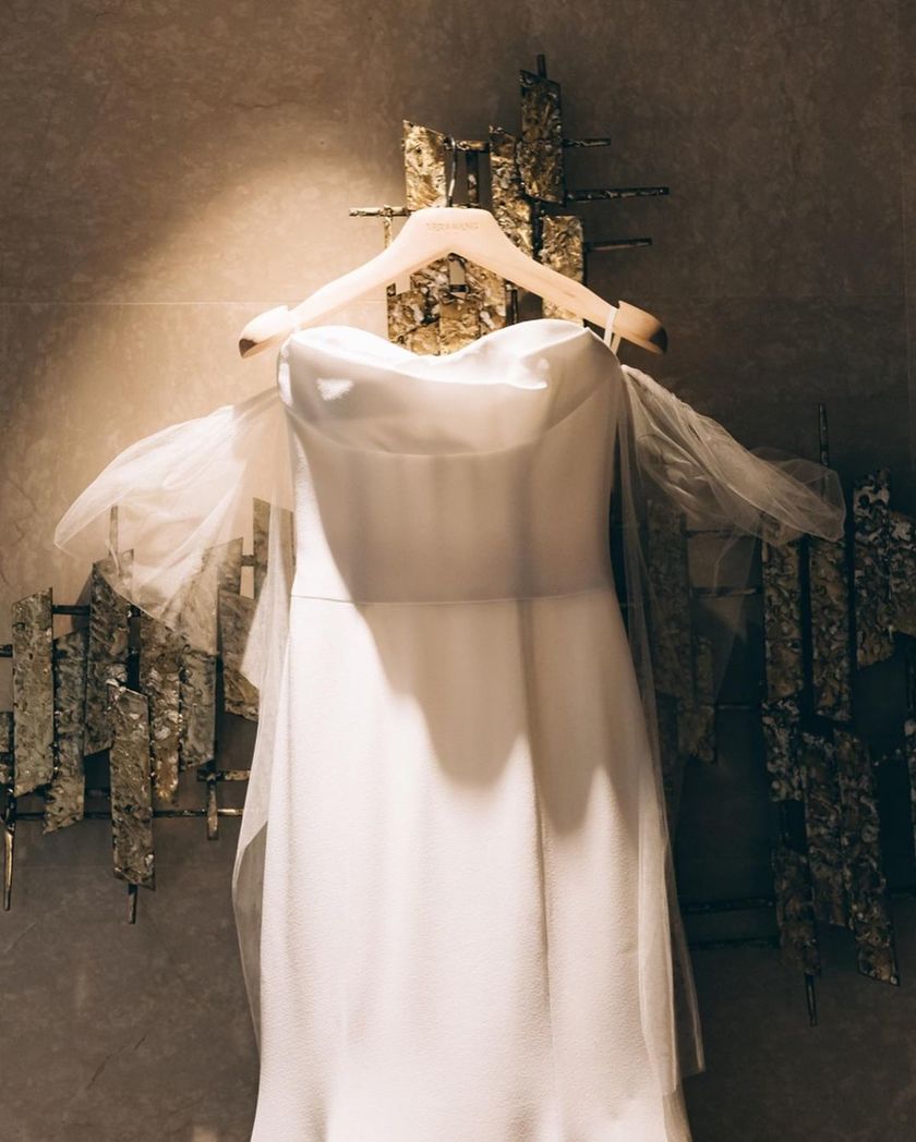 最近人気のマーメイドドレスと言えばこれ🧜‍♀️🤍ふわふわオフショル付き［Verawang Ava］にて紹介している画像