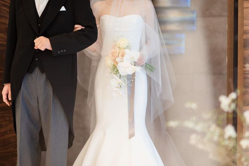 最近人気のマーメイドドレスと言えばこれ🧜‍♀️🤍ふわふわオフショル付き［Verawang Ava］にて紹介している画像