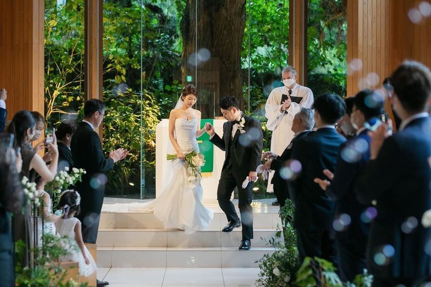 最近人気のマーメイドドレスと言えばこれ🧜‍♀️🤍ふわふわオフショル付き［Verawang Ava］にて紹介している画像