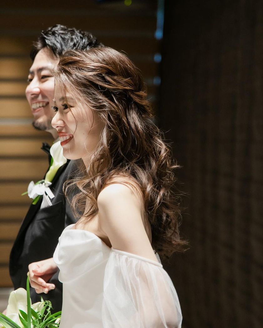 最近人気のマーメイドドレスと言えばこれ🧜‍♀️🤍ふわふわオフショル付き［Verawang Ava］にて紹介している画像