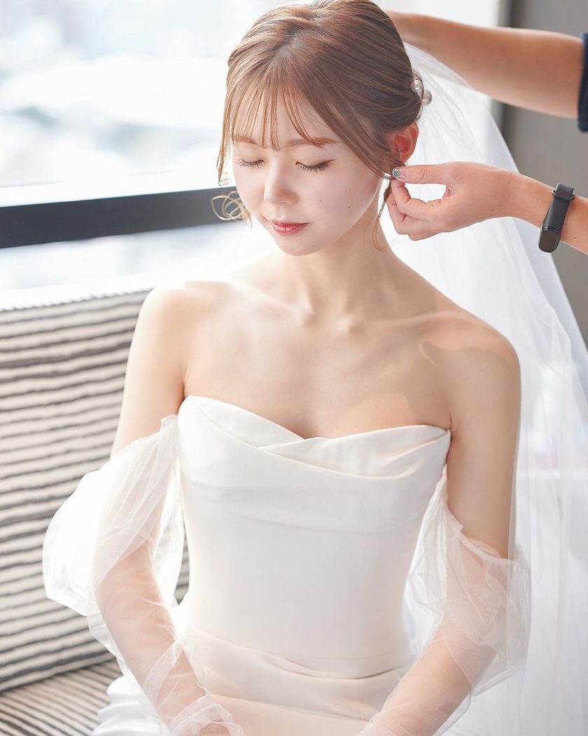 最近人気のマーメイドドレスと言えばこれ🧜‍♀️🤍ふわふわオフショル付き［Verawang Ava］にて紹介している画像