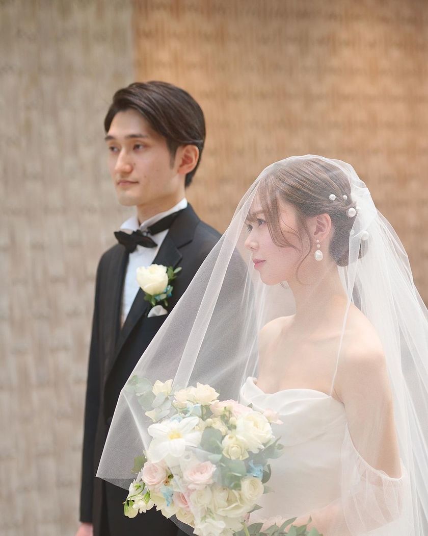 最近人気のマーメイドドレスと言えばこれ🧜‍♀️🤍ふわふわオフショル付き［Verawang Ava］にて紹介している画像