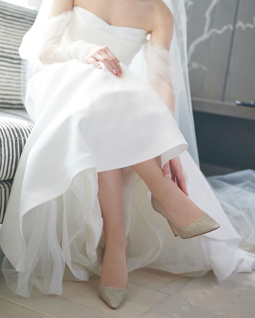 最近人気のマーメイドドレスと言えばこれ🧜‍♀️🤍ふわふわオフショル付き［Verawang Ava］にて紹介している画像