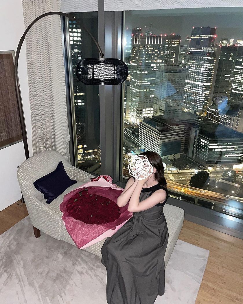 Emotional and Stylish Atmosphere 🥀 A Feature on the Trendy "I Got Proposed" Posts from Recently Engaged Brides 💍にて紹介している画像