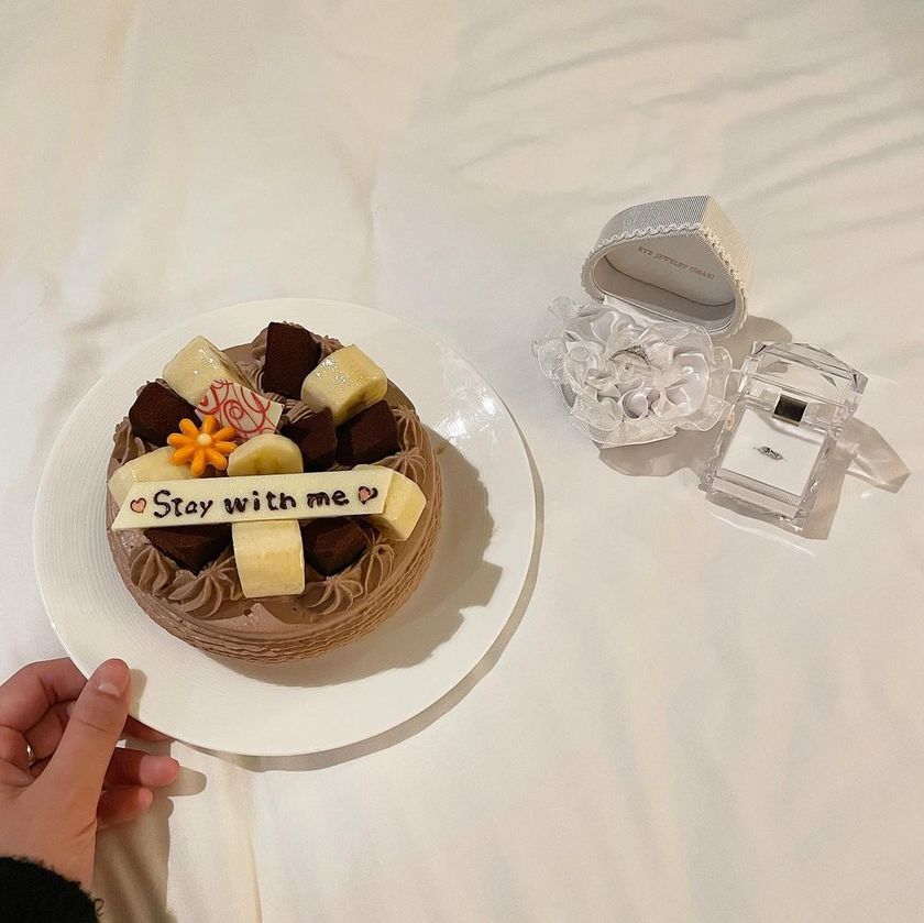 Emotional and Stylish Atmosphere 🥀 A Feature on the Trendy "I Got Proposed" Posts from Recently Engaged Brides 💍にて紹介している画像