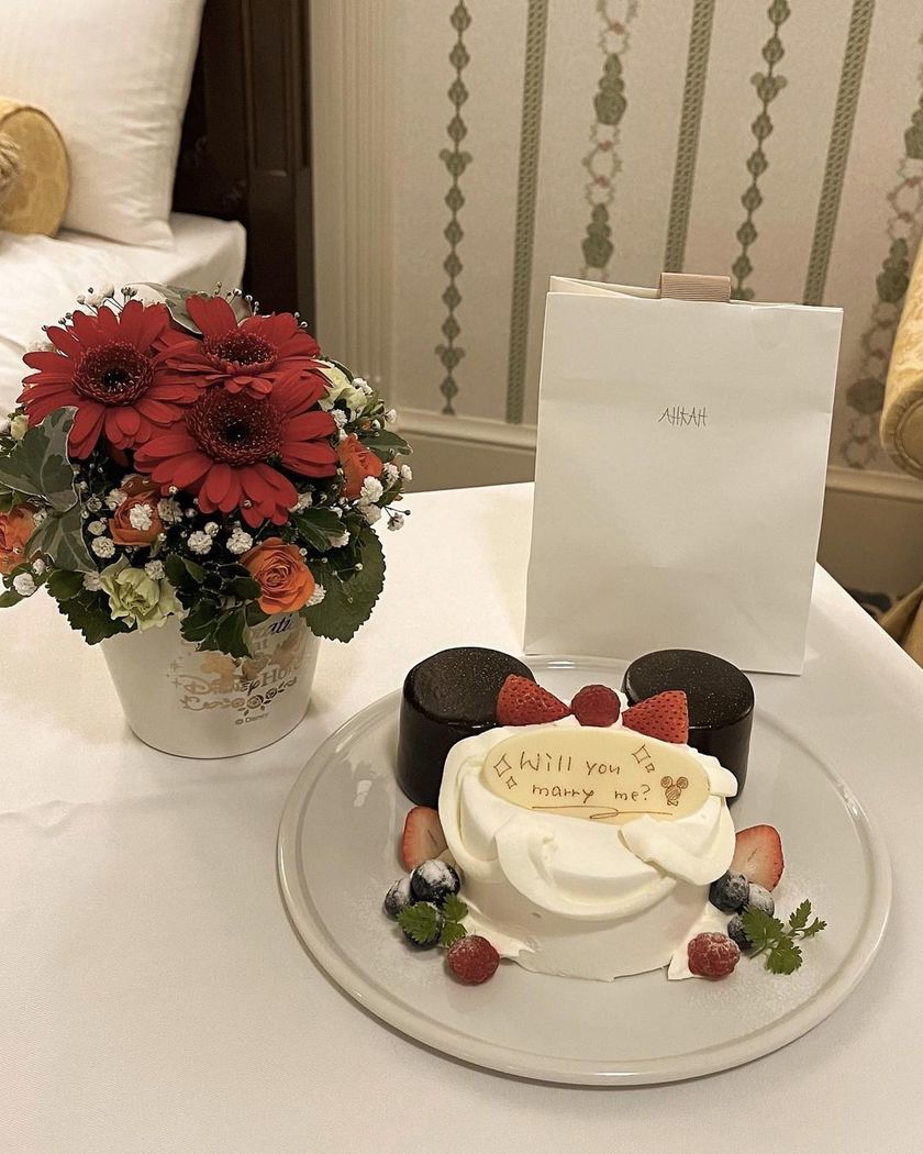 Emotional and Stylish Atmosphere 🥀 A Feature on the Trendy "I Got Proposed" Posts from Recently Engaged Brides 💍にて紹介している画像