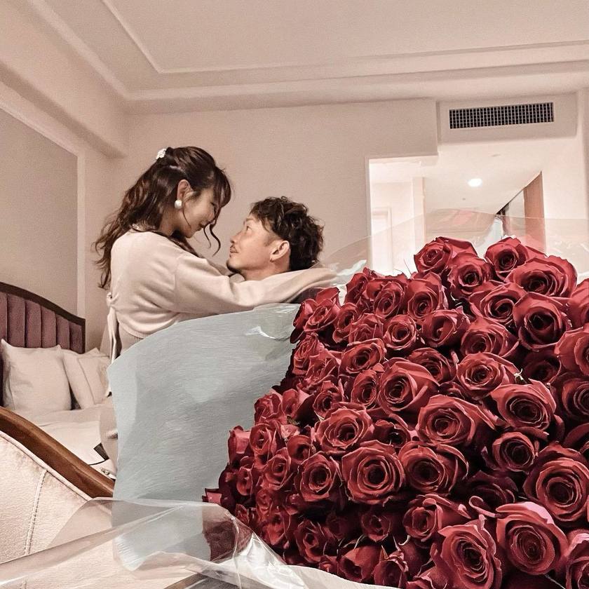 Emotional and Stylish Atmosphere 🥀 A Feature on the Trendy "I Got Proposed" Posts from Recently Engaged Brides 💍にて紹介している画像