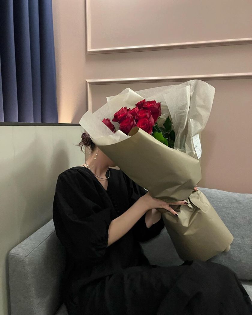 Emotional and Stylish Atmosphere 🥀 A Feature on the Trendy "I Got Proposed" Posts from Recently Engaged Brides 💍にて紹介している画像