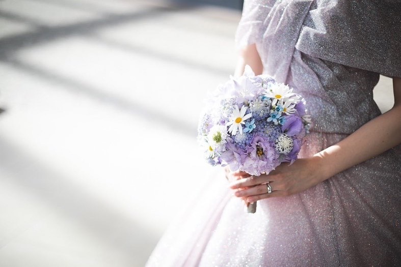 Shining with a reflection of rainbow colors. The enchanting piece "Magnet Dress" made from high-quality glitter sourced from Turkey.にて紹介している画像