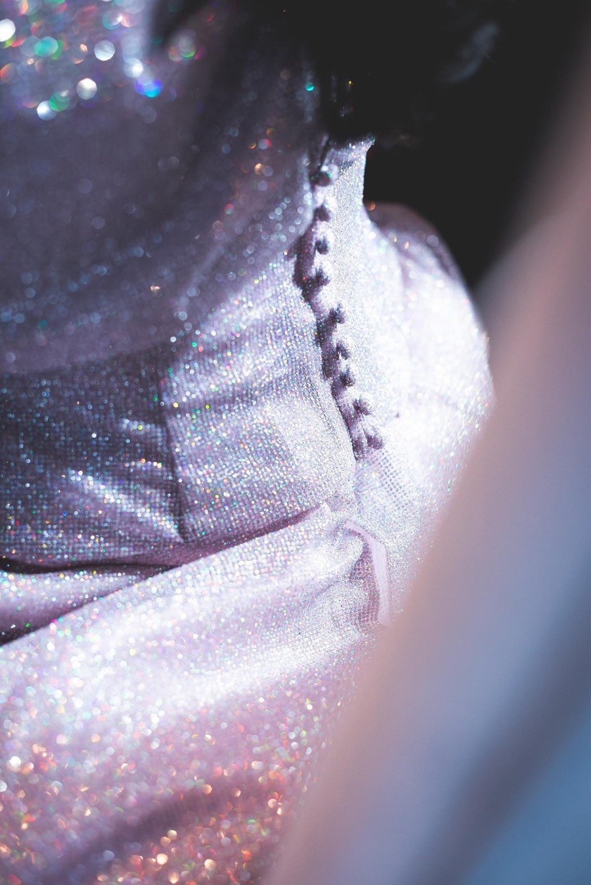 Shining with a reflection of rainbow colors. The enchanting piece "Magnet Dress" made from high-quality glitter sourced from Turkey.にて紹介している画像