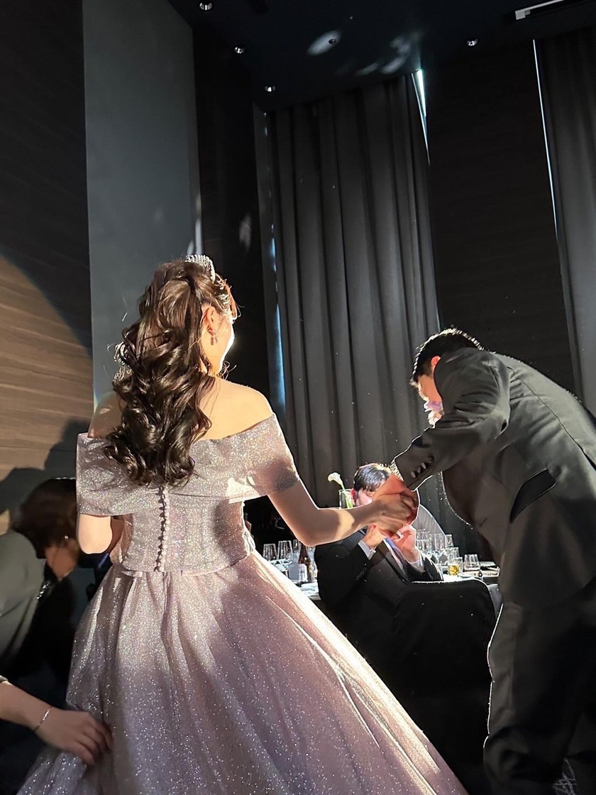 Shining with a reflection of rainbow colors. The enchanting piece "Magnet Dress" made from high-quality glitter sourced from Turkey.にて紹介している画像