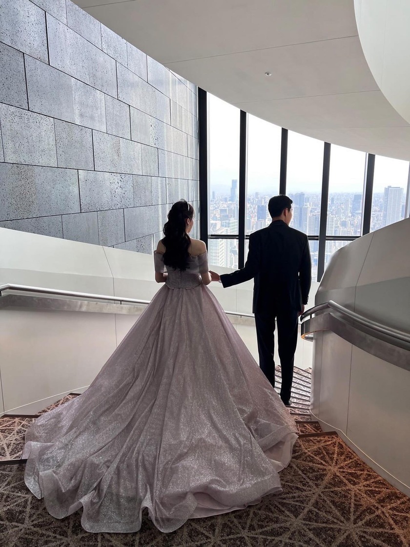 Shining with a reflection of rainbow colors. The enchanting piece "Magnet Dress" made from high-quality glitter sourced from Turkey.にて紹介している画像