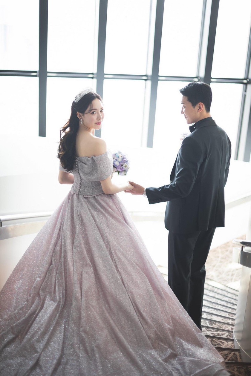 Shining with a reflection of rainbow colors. The enchanting piece "Magnet Dress" made from high-quality glitter sourced from Turkey.にて紹介している画像