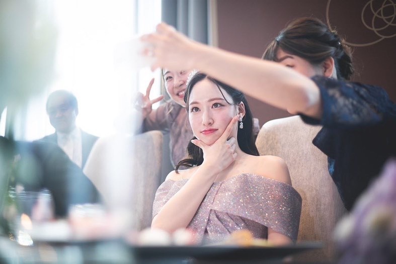 Shining with a reflection of rainbow colors. The enchanting piece "Magnet Dress" made from high-quality glitter sourced from Turkey.にて紹介している画像