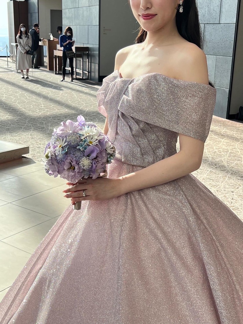 Shining with a reflection of rainbow colors. The enchanting piece "Magnet Dress" made from high-quality glitter sourced from Turkey.にて紹介している画像