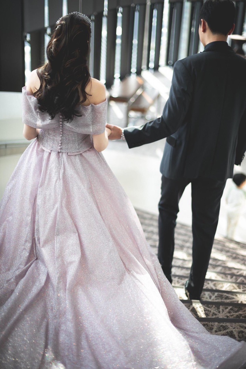 Shining with a reflection of rainbow colors. The enchanting piece "Magnet Dress" made from high-quality glitter sourced from Turkey.にて紹介している画像