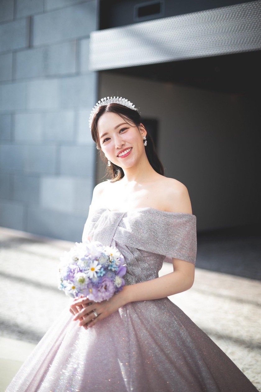 Shining with a reflection of rainbow colors. The enchanting piece "Magnet Dress" made from high-quality glitter sourced from Turkey.にて紹介している画像