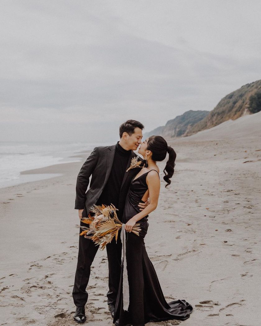 東海花嫁さん注目の素敵な撮影スポット！「伊古部海岸」で撮影したウェディングフォト特集🪨にて紹介している画像