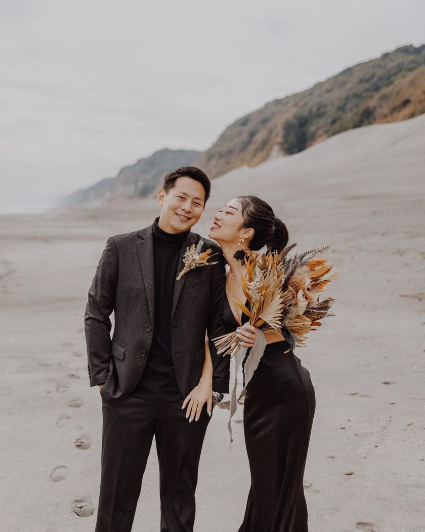 東海花嫁さん注目の素敵な撮影スポット！「伊古部海岸」で撮影したウェディングフォト特集🪨にて紹介している画像