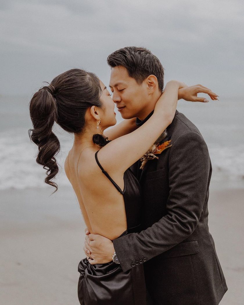 東海花嫁さん注目の素敵な撮影スポット！「伊古部海岸」で撮影したウェディングフォト特集🪨にて紹介している画像