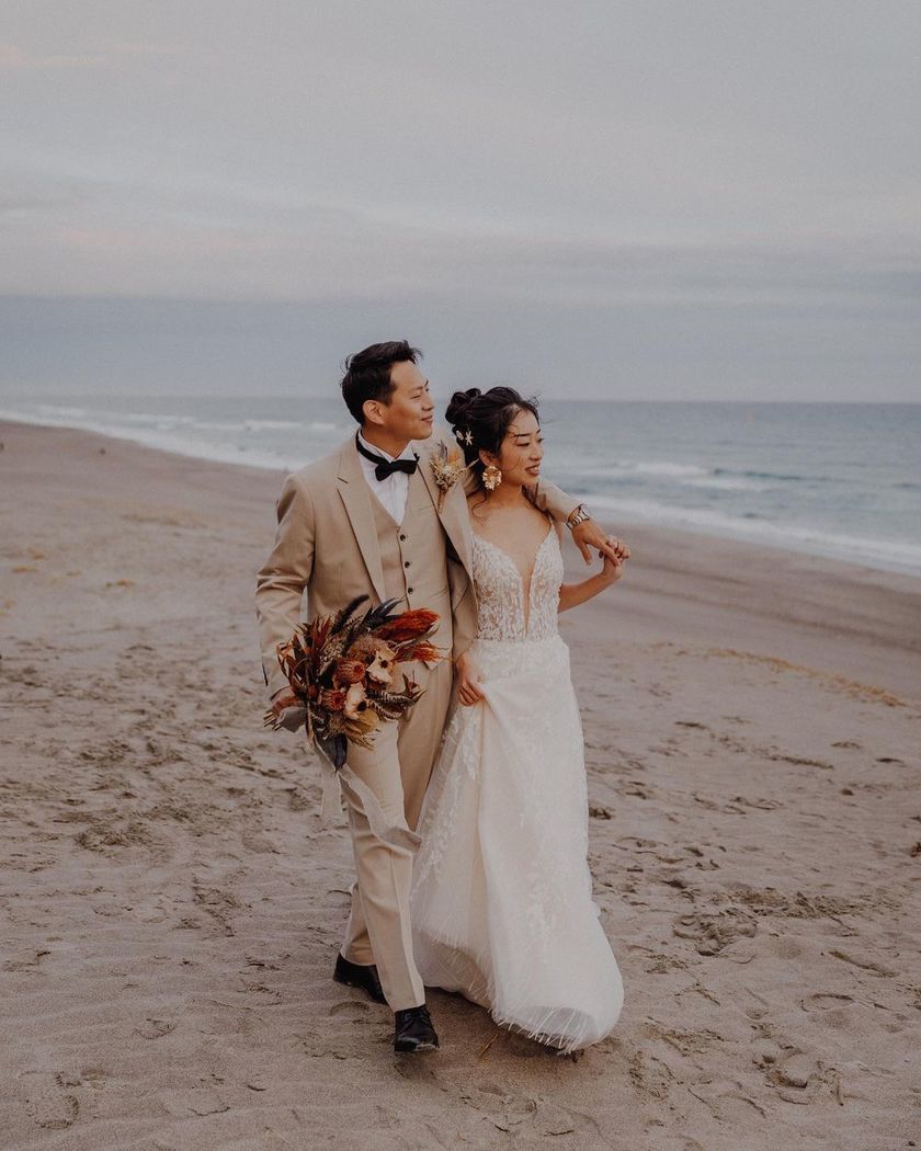 東海花嫁さん注目の素敵な撮影スポット！「伊古部海岸」で撮影したウェディングフォト特集🪨にて紹介している画像