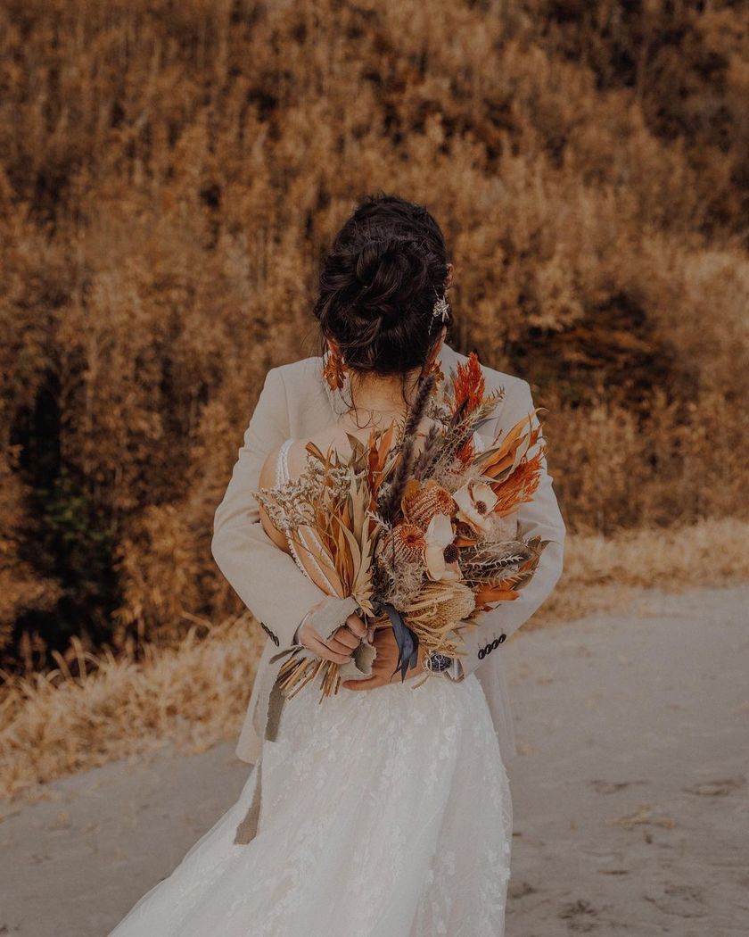 東海花嫁さん注目の素敵な撮影スポット！「伊古部海岸」で撮影したウェディングフォト特集🪨にて紹介している画像