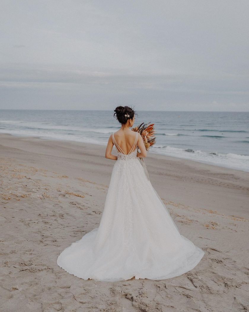 東海花嫁さん注目の素敵な撮影スポット！「伊古部海岸」で撮影したウェディングフォト特集🪨にて紹介している画像