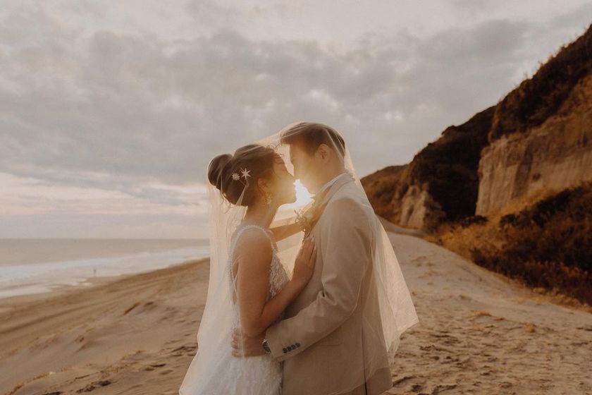 東海花嫁さん注目の素敵な撮影スポット！「伊古部海岸」で撮影したウェディングフォト特集🪨にて紹介している画像