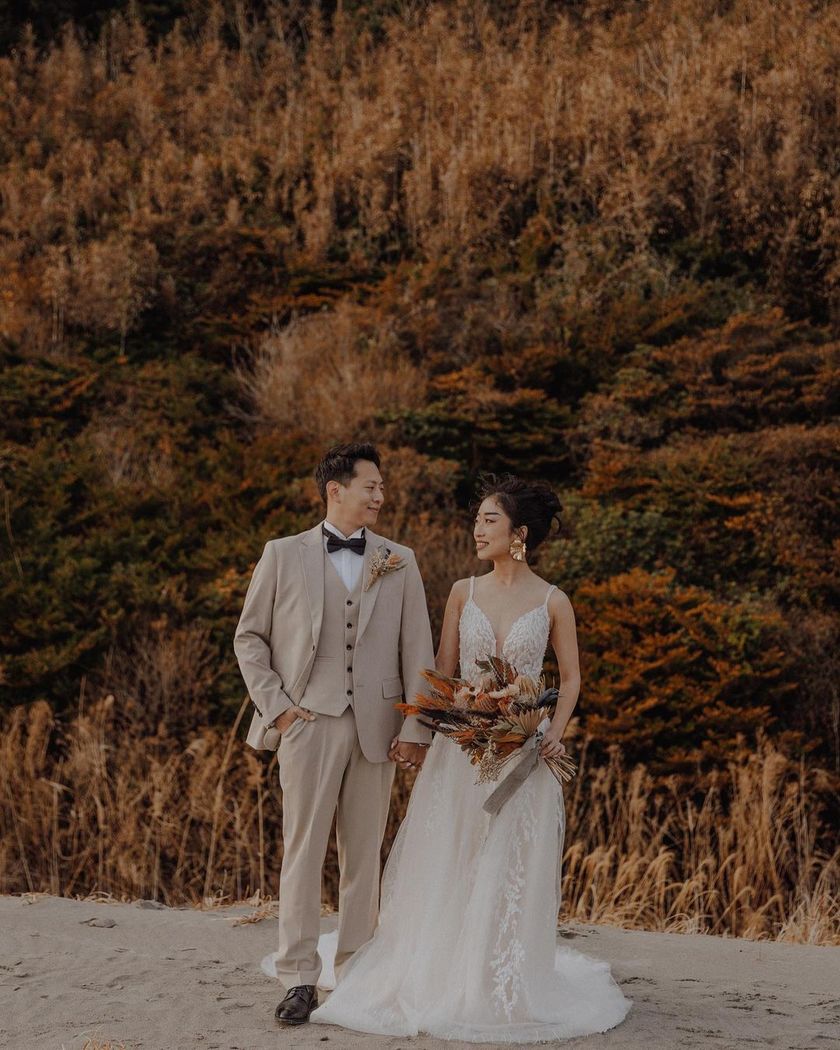 東海花嫁さん注目の素敵な撮影スポット！「伊古部海岸」で撮影したウェディングフォト特集🪨にて紹介している画像