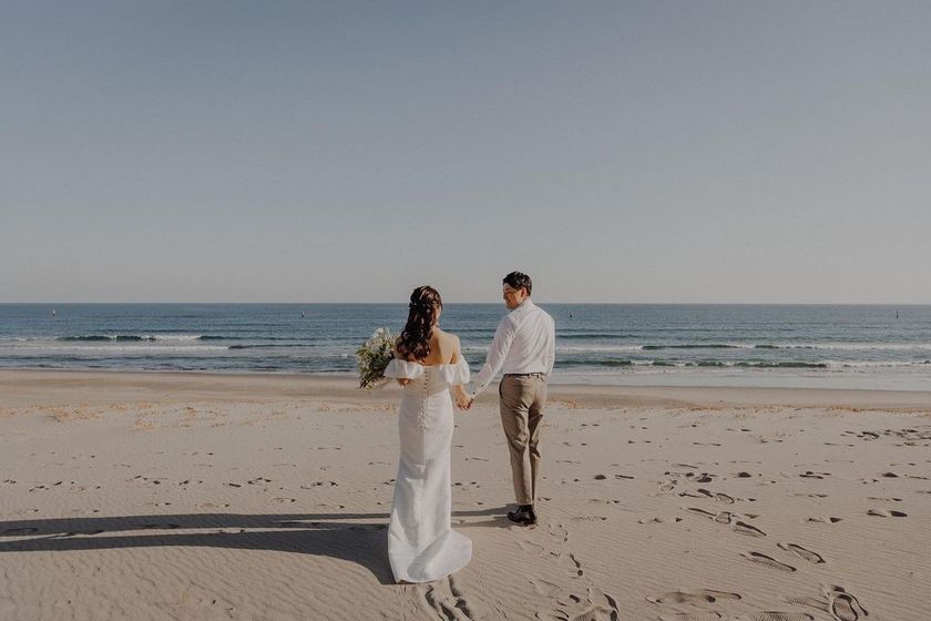 東海花嫁さん注目の素敵な撮影スポット！「伊古部海岸」で撮影したウェディングフォト特集🪨にて紹介している画像