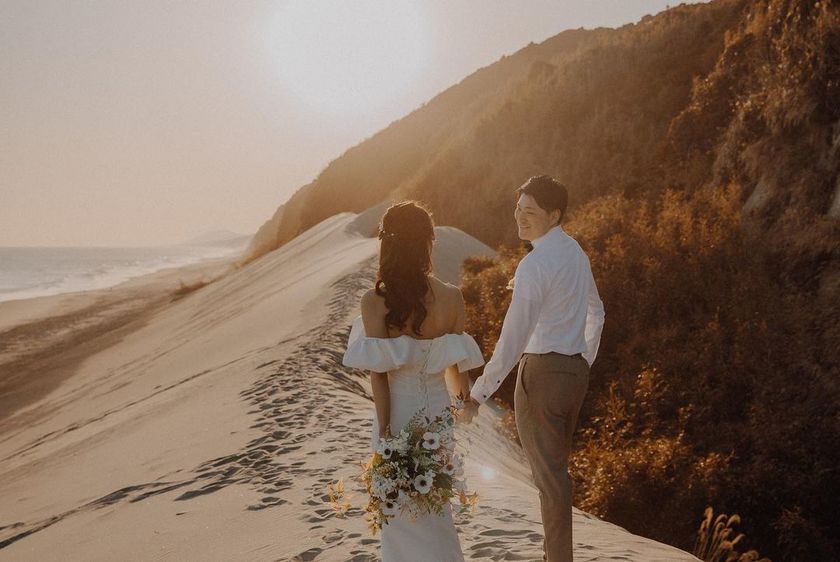 東海花嫁さん注目の素敵な撮影スポット！「伊古部海岸」で撮影したウェディングフォト特集🪨にて紹介している画像