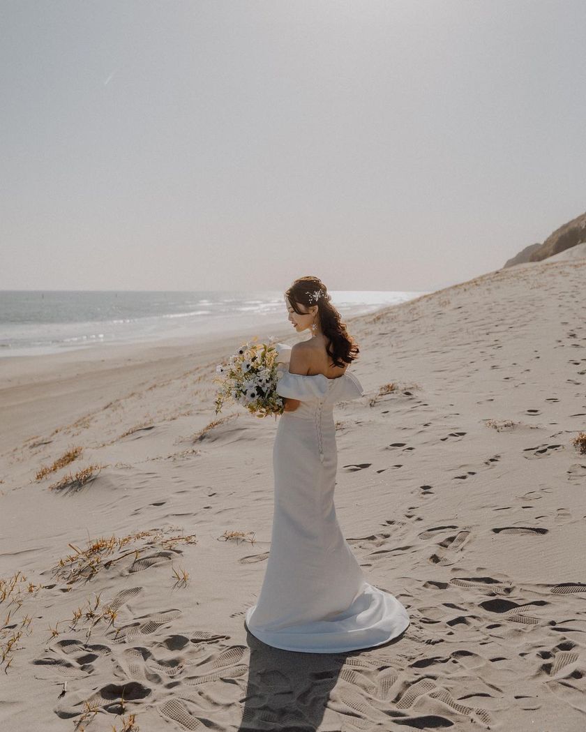 東海花嫁さん注目の素敵な撮影スポット！「伊古部海岸」で撮影したウェディングフォト特集🪨にて紹介している画像